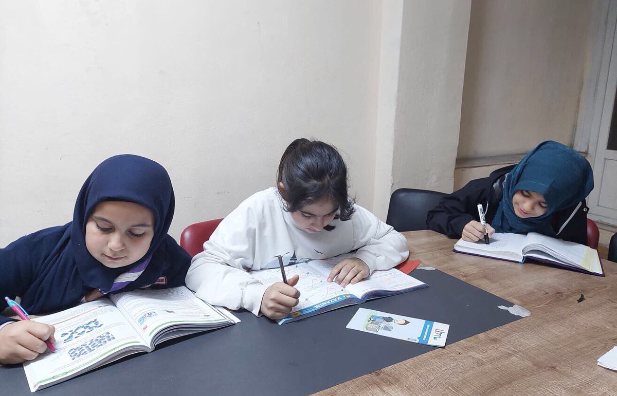 Sakider01's tweet photo. Sakider Orhangazi Ortaokul kız grubu ile yazılıya hazırlık yaptık🌸 https://t.co/Z7uromOudm