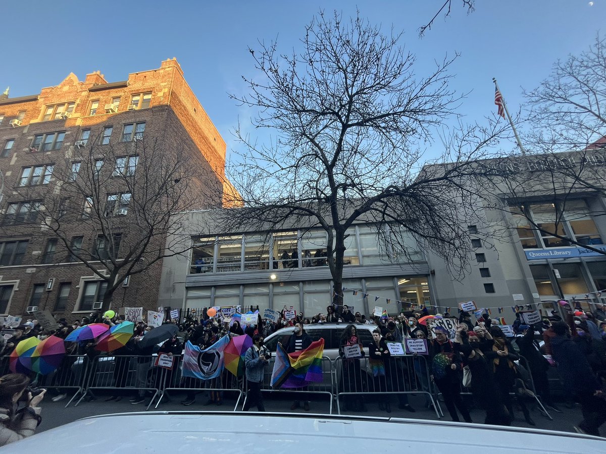 mattxiv's tweet photo. currently in queens, new york — proud boys are protesting a drag queen story hour. the lgbts have outnumbered them about 6 to 1 https://t.co/GuxrX9fh14