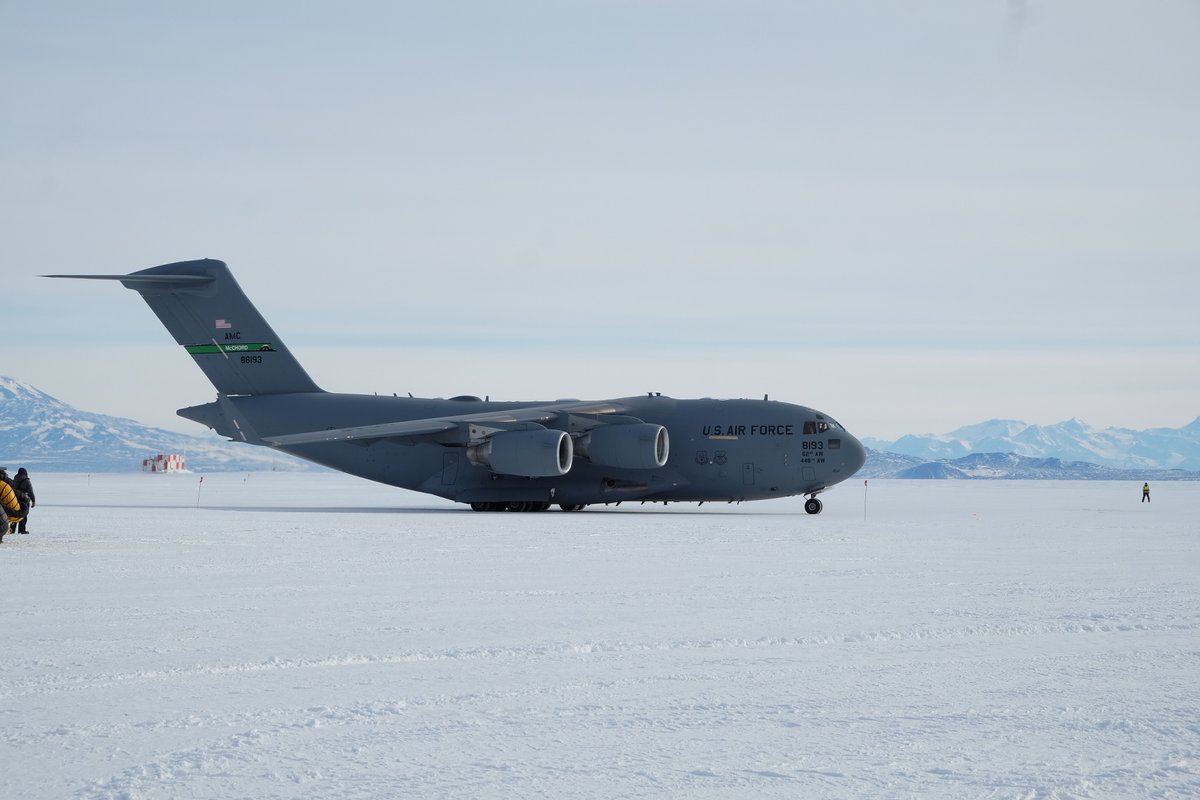The largest aircraft in our joint logistics pool parked up on the ice. We're looking forward to seeing the C-17 return later in the season to continue supporting science #fridayflyday

📷 Anita Kerr