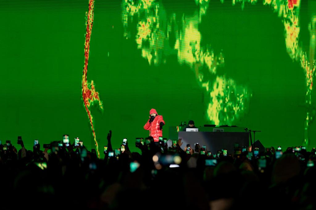 الفنان سكيني ولَّع المسرح بأداءه 🔥🎤
والجمهور في #بوليفارد_رياض_سيتي مبسوط ومستانس 🎶
#موسم_الرياض