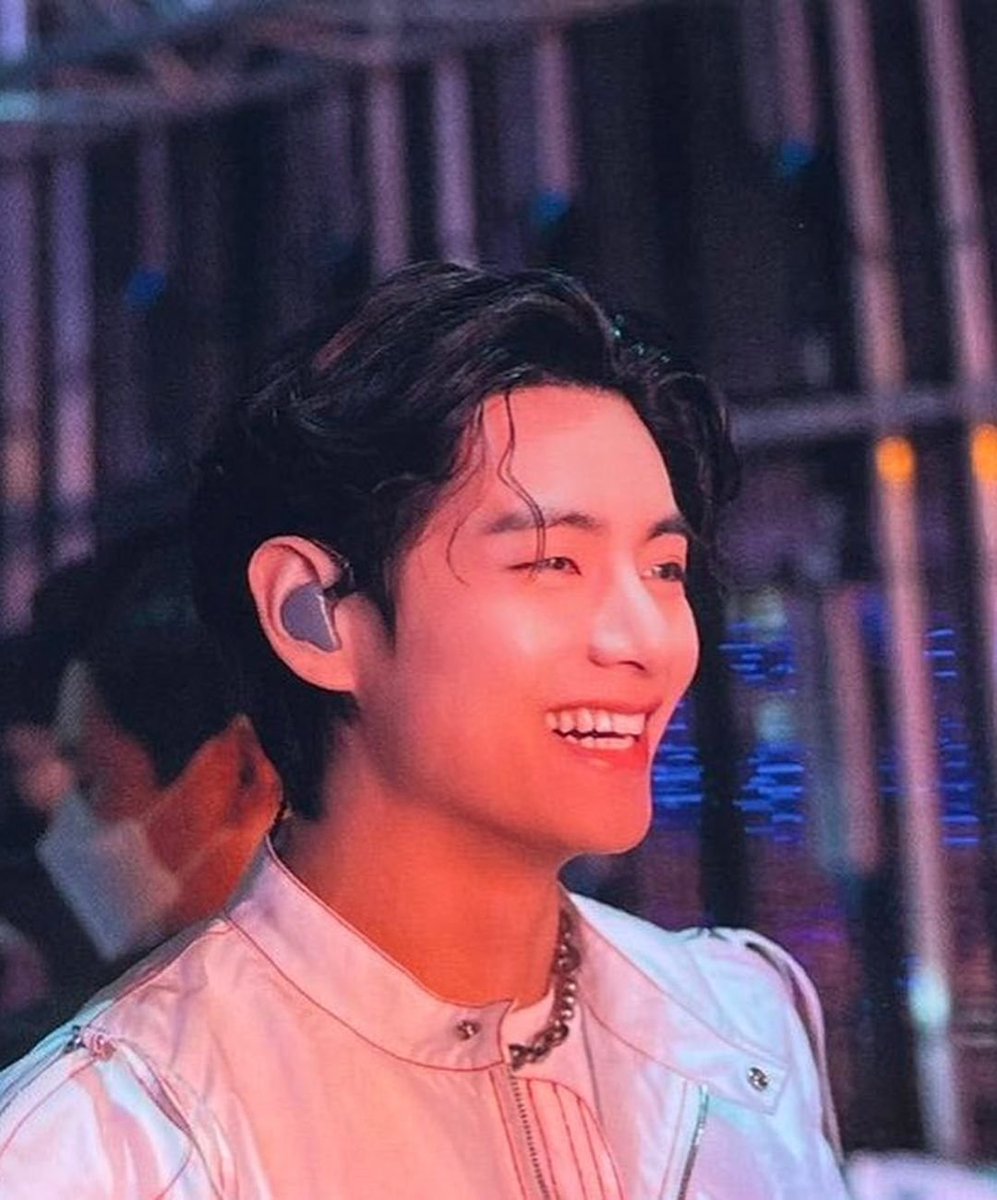 WinterV_TaeTae's tweet photo. Espero que todos los días sean felices, que puedas disfrutar con tu FLIA y amistades. Que sigas luchando por tus sueños, y espero por más hermosas canciones tuyas... Esperando el álbum!!! 
Sos luz! Y espero que más gente se de cuenta de ello. 
#HappyBirthdayTaehyung  #BTSV https://t.co/t5Zel3zCOg