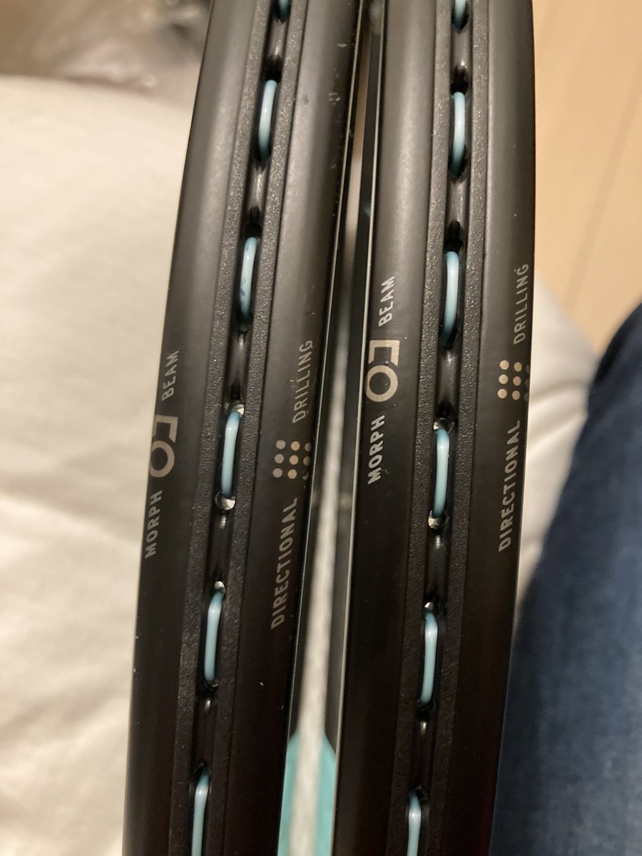hirosimba's tweet photo. 同じラケットなのに印刷位置が違うぞ😳
左が発売前に予約購入したものG2
右が気に入ったので半年後に買いましたものG3🤔
他のは全て同じ位置でした😳
#BOOMPRO
#Head https://t.co/qDW3F8z6bz