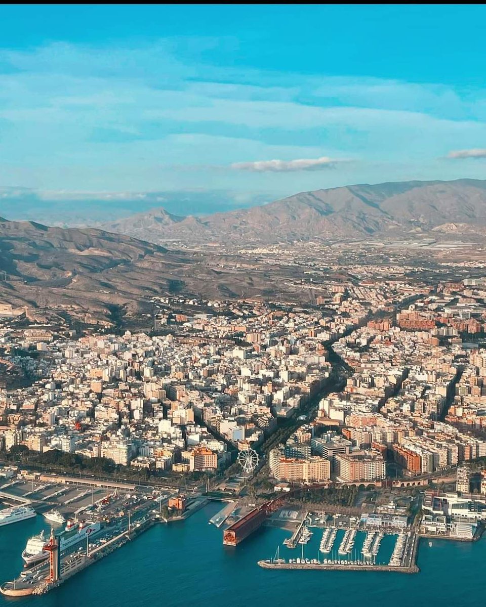 No sé de quién es la 📸 pero que chula. Se ve los Filabres al fondo, en segundo plano Sierra Alhamilla y el extremo oriental de mi Sierra de Gádor 😍