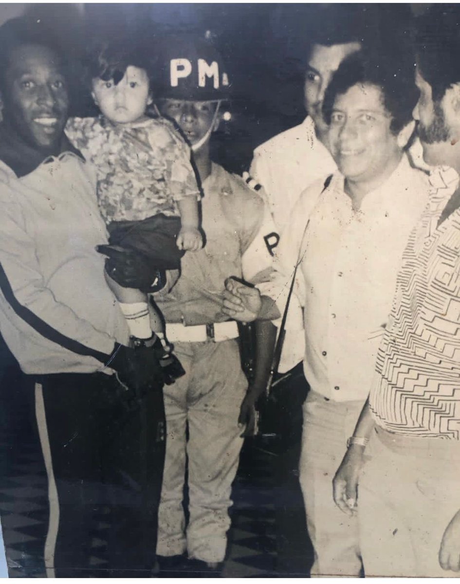 FabioPovedaRuiz's tweet photo. No había cumplido los dos años aún, por lo que no recuerdo el momento, pero guardo como un tesoro esta foto donde me carga O Rei Pelé. Y mi viejo querido siempre ahí. Adiós al único que llamaron El Rey”. Esta es la historia de la foto que no recuerdo. https://t.co/NGUaPN2t77 https://t.co/Im77JhNXkJ
