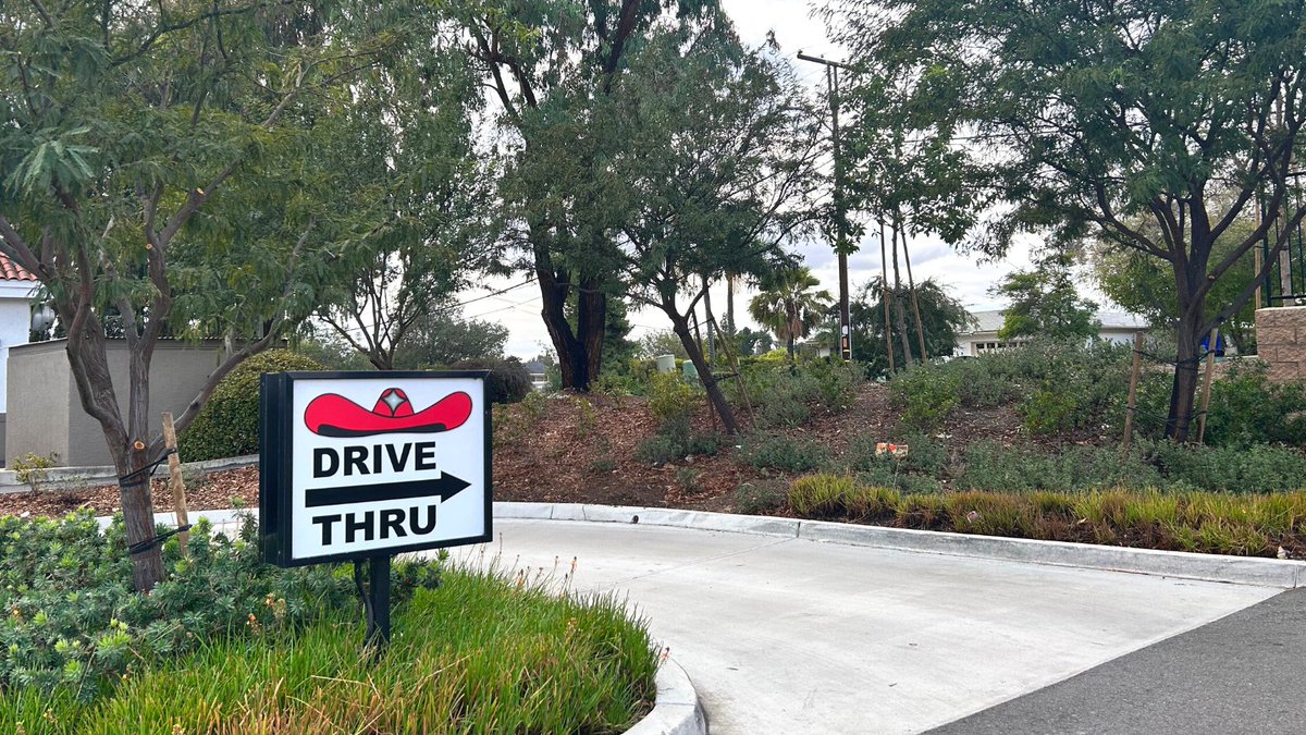 SombreroMexican's tweet photo. ๐๐ฎDon't forget the drive thru next time you need a quick #SombreroFix! Many locations have them: https://t.co/2KxcyhNDXz. https://t.co/umGwIYqHHH