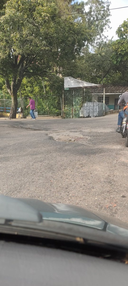 Andrea_A93's tweet photo. Saludos. Sector la toica, Palo Gordo. Desde la zona industrial de Paramillo una secuencia de huecos. @JorgeArrietaFM https://t.co/GSmdRw65bg