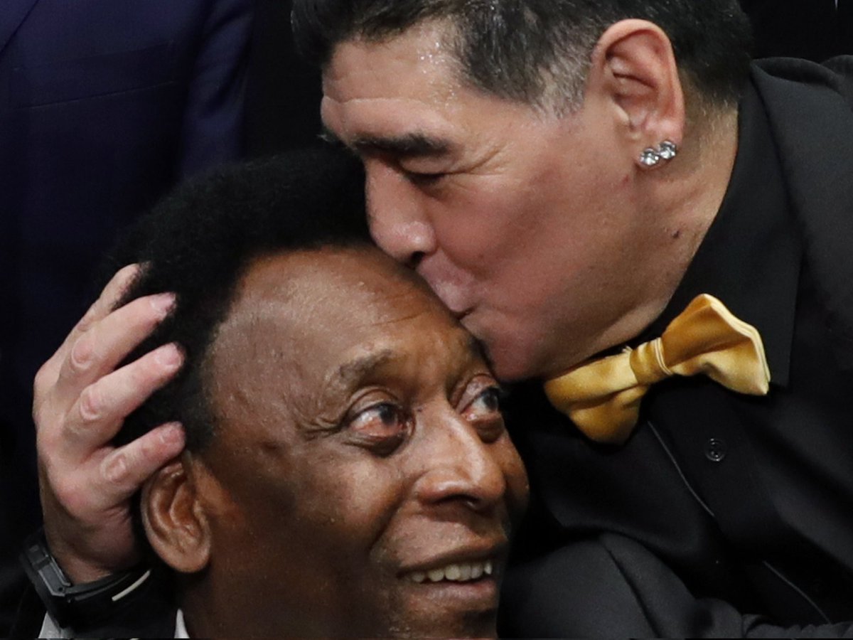 CarloCarfagna's tweet photo. Così diversi, così immensamente grandi. Addio O Rey eterna leggenda.🇧🇷🔟#Pele https://t.co/vdOyzd3NHf