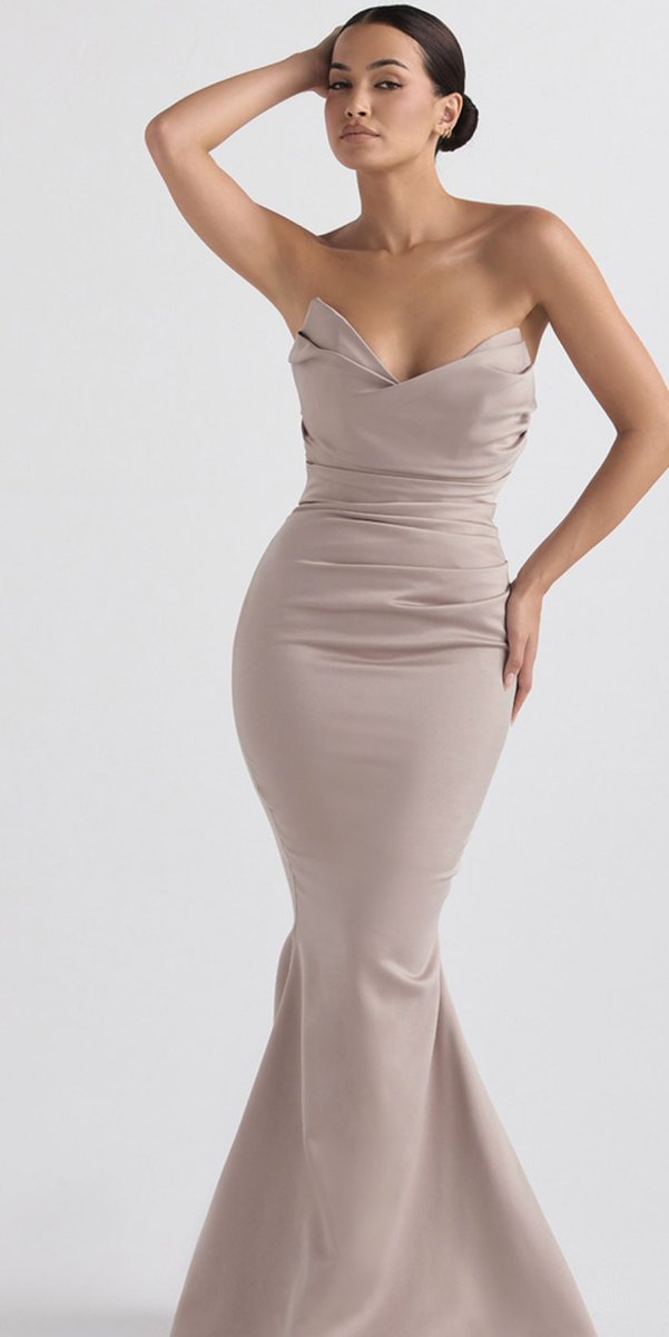 HeyGorJess's tweet photo. My bridesmaids order a dress from @HouseOfCB and it looks nothing like the photos! In the photo the dress is fitted around the waist. The dresses they received all have extra fabric. They won’t let us return since they all ordered at diff times &amp; it’s passed the 14 day window https://t.co/sfjOhZVMGr