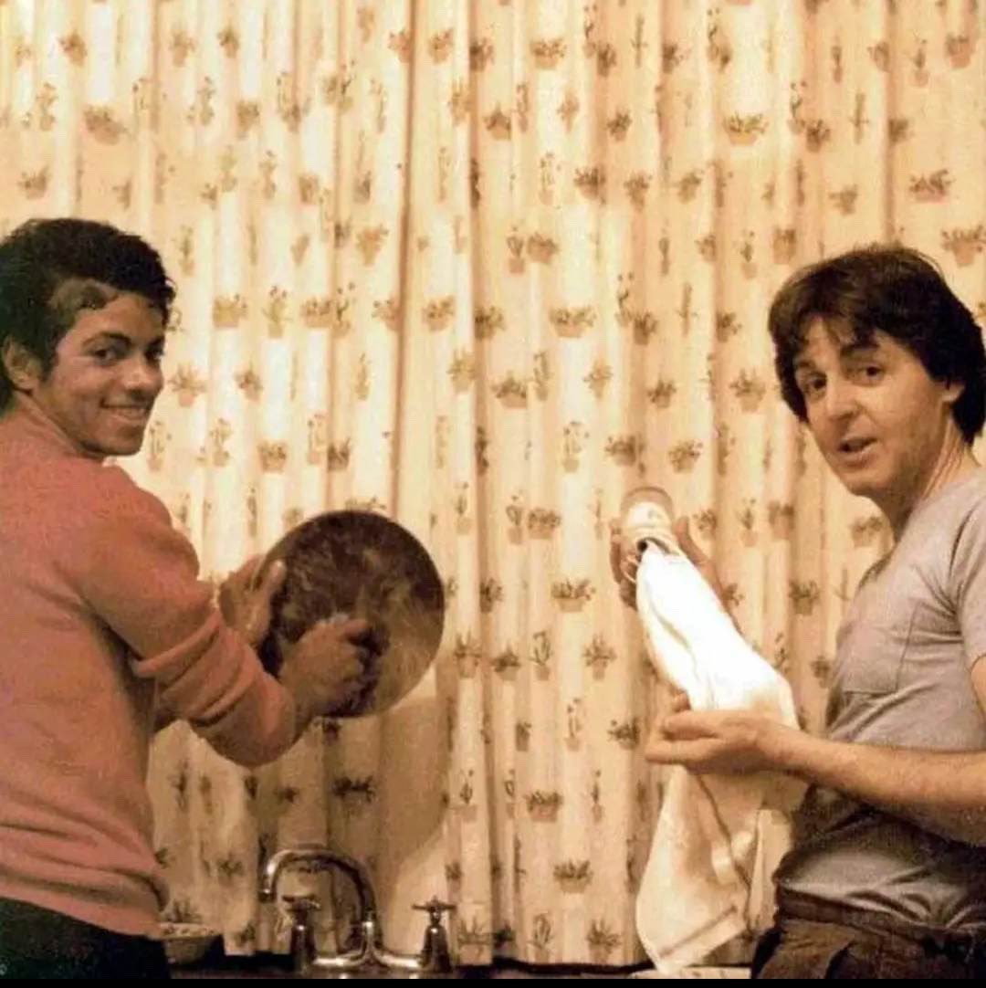 NormalComposers's tweet photo. Michael Jackson and Paul McCartney doing the dishes. https://t.co/Z08CUc2z0j