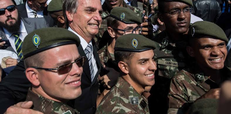 diegodioficial's tweet photo. Algo que um militar de verdade jamais  fará com um ladrão. https://t.co/TDBfDUWajm