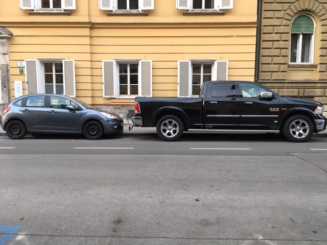In Tübingen würde das Fahrzeug rechts im Bild um 50% mehr fürs "Parkpickerl" zahlen als das kleinere. Wäre auch hierzulande fairer.