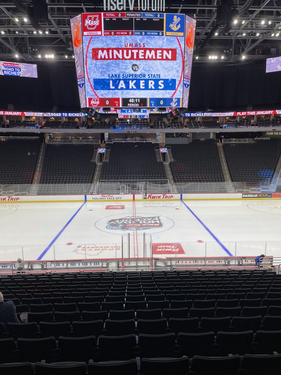maxreeve27's tweet photo. Here again for day 2 of the @HolidayFaceoff. Consolation at 4, championship at 7:30. #holidayfaceoff https://t.co/SXA5E3mRLk