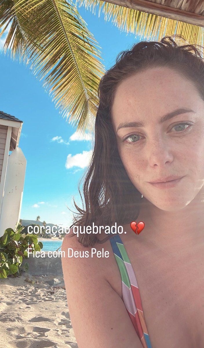 “Coração quebrado. 💔 Fica com Deus Pele” 

Kaya Scodelario | Stories