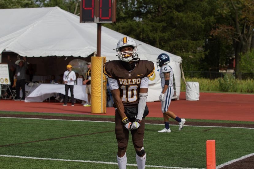 aust_johnston's tweet photo. After a great conversation with @CoachLutgens, I am excited to say that I have received my second Division 1 offer from Valparaiso University! @valpoufootball @Eastmark_FF @ehs_firebirds @azc_obert @ZachAlvira @CodyTCameron @JUSTCHILLY @gridironarizona @CoachPerrone https://t.co/9VVGiEpoIs
