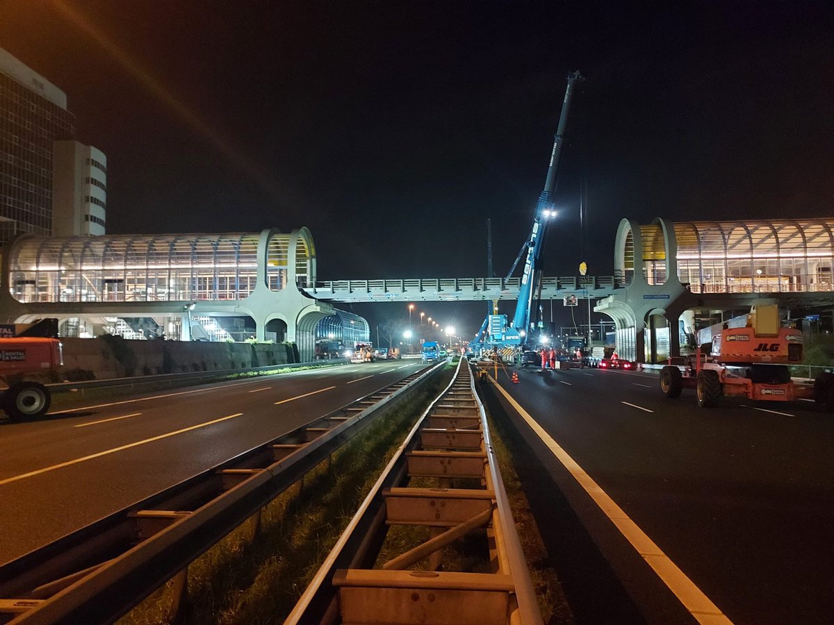 1958BK's tweet photo. Tijdelijke brug geplaatst op de locatie waar het gedeelte van de Mandelabrug is verwijderd https://t.co/doXjO249VS