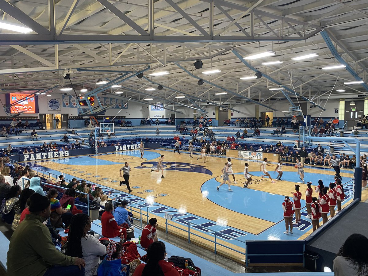 HardwoodPrepsIL's tweet photo. Duster Thomas Gym @ Pinckneyville

Built in 1951, Dick Corn Court in Duster Thomas Gymnasium is a fantastic venue for Holiday Tournament action. All great seating, some box seats around the court. This gym provides a cool ambiance for a field of fun teams. Had a blast 😎🏀🤙 https://t.co/4tyQBfK4s5