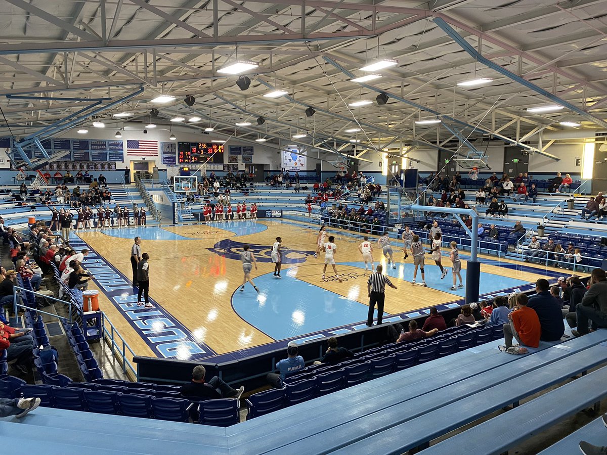 HardwoodPrepsIL's tweet photo. Duster Thomas Gym @ Pinckneyville

Built in 1951, Dick Corn Court in Duster Thomas Gymnasium is a fantastic venue for Holiday Tournament action. All great seating, some box seats around the court. This gym provides a cool ambiance for a field of fun teams. Had a blast 😎🏀🤙 https://t.co/4tyQBfK4s5
