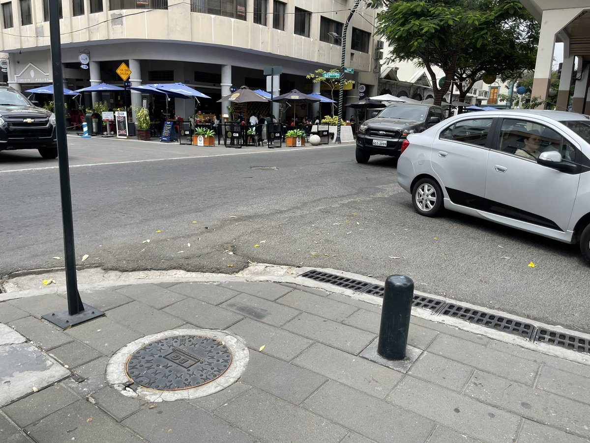 edithvillavic's tweet photo. Por qué no hay pasos cebra en la calle Panamá? Es una Zona turística, muchos peatones tenemos que esperar la gentileza de los conductores. Siempre se va en familia con niños y personas de la tercera edad o grupos grandes. sería bueno tener un semáforo para peatones también https://t.co/c3SDadfTWK
