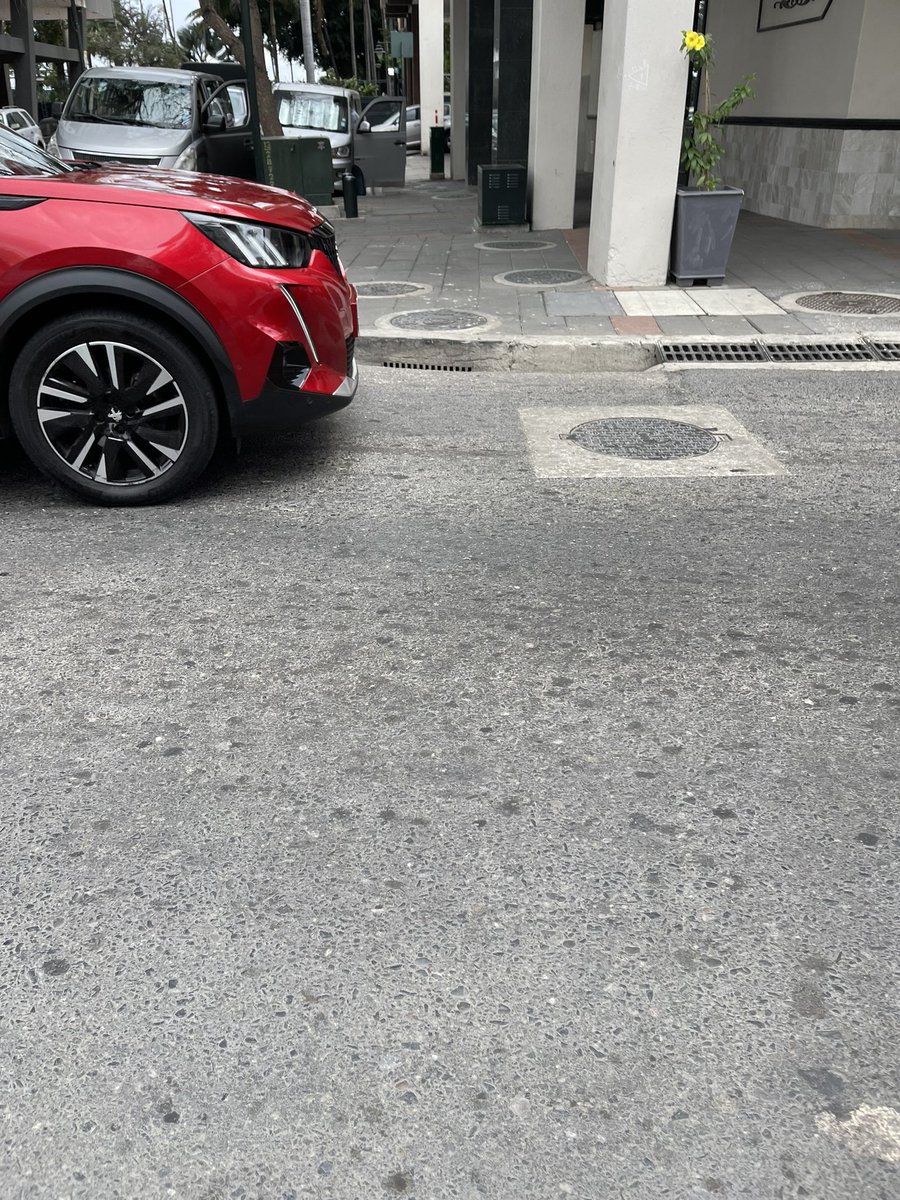 edithvillavic's tweet photo. Por qué no hay pasos cebra en la calle Panamá? Es una Zona turística, muchos peatones tenemos que esperar la gentileza de los conductores. Siempre se va en familia con niños y personas de la tercera edad o grupos grandes. sería bueno tener un semáforo para peatones también https://t.co/c3SDadfTWK