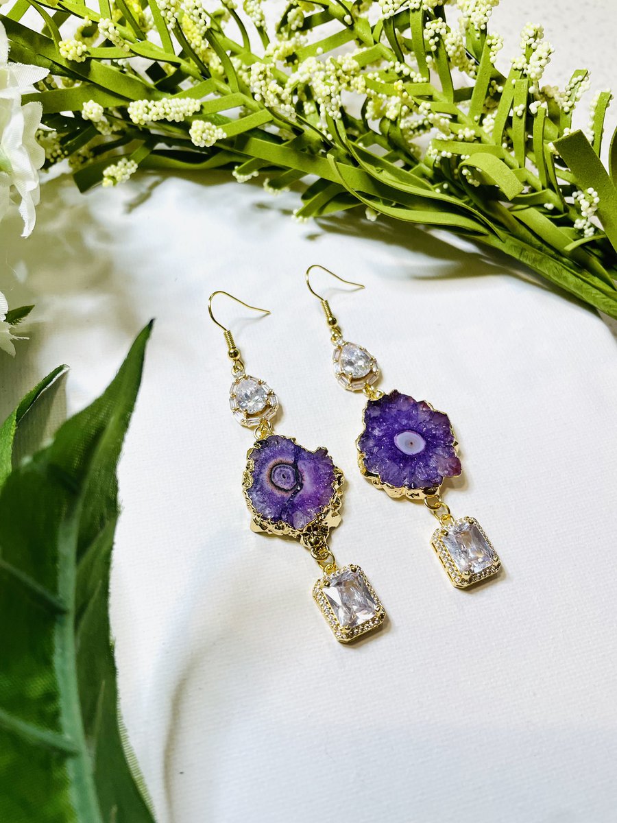 Geode earrings for sale! 💕🔮💎 link in bio to my Etsy shop! #etsy #forsale #geodes #geodeearrings #love #resinatingcrystals #crystals #crystalearrings #jewelry #etsyshop #EtsySeller