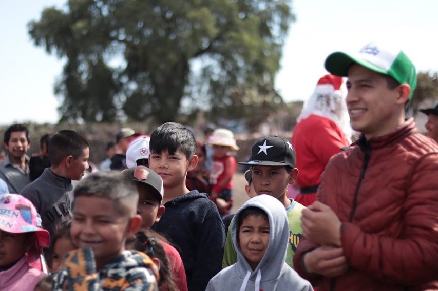 EligeMexico_'s tweet photo. ¡Todo un gran éxito el 3er #SantaEnLasCalles GUANAJUATO!
Gracias a su confianza amigos de Guanajuato logramos mantener viva la ilusión de la navidad en cientos de niñas y niños de escasos recursos.
Realizamos entrega de:
🧸 Juguetes
🍬 Dulces
👚 Ropa
🥘 Comida
#EligeMéxico https://t.co/mCe4EIXYcN
