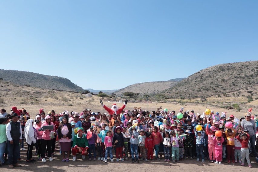 EligeMexico_'s tweet photo. ¡Todo un gran éxito el 3er #SantaEnLasCalles GUANAJUATO!
Gracias a su confianza amigos de Guanajuato logramos mantener viva la ilusión de la navidad en cientos de niñas y niños de escasos recursos.
Realizamos entrega de:
🧸 Juguetes
🍬 Dulces
👚 Ropa
🥘 Comida
#EligeMéxico https://t.co/mCe4EIXYcN