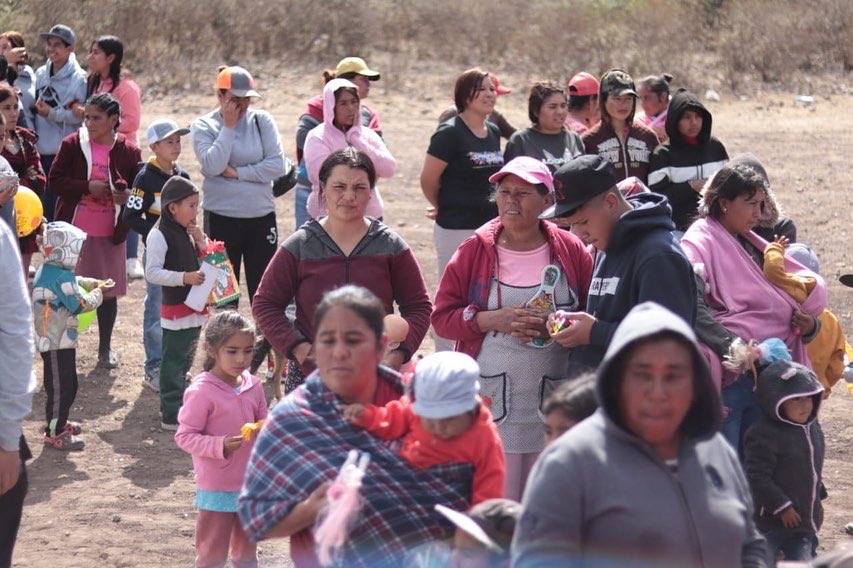 EligeMexico_'s tweet photo. ¡Todo un gran éxito el 3er #SantaEnLasCalles GUANAJUATO!
Gracias a su confianza amigos de Guanajuato logramos mantener viva la ilusión de la navidad en cientos de niñas y niños de escasos recursos.
Realizamos entrega de:
🧸 Juguetes
🍬 Dulces
👚 Ropa
🥘 Comida
#EligeMéxico https://t.co/mCe4EIXYcN