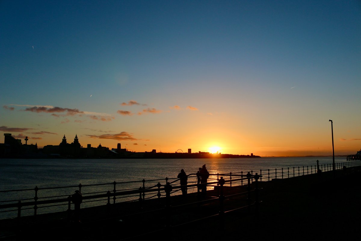 snapandgo222's tweet photo. On my way to work today and what a joy to see the sun, #Seacombe looking over to #Liverpool @ThePhotoHour @StormHour @ExploreLpool #Sunrise https://t.co/fVxk51XnpM
