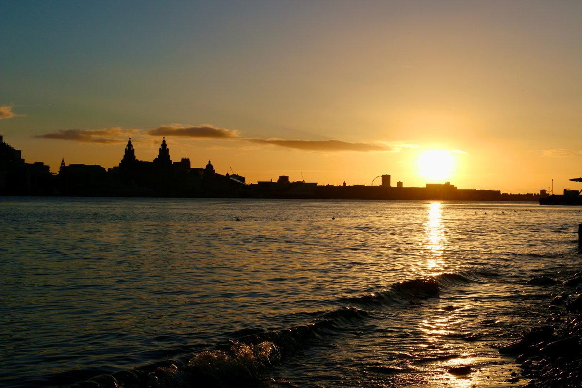 snapandgo222's tweet photo. On my way to work today and what a joy to see the sun, #Seacombe looking over to #Liverpool @ThePhotoHour @StormHour @ExploreLpool #Sunrise https://t.co/fVxk51XnpM