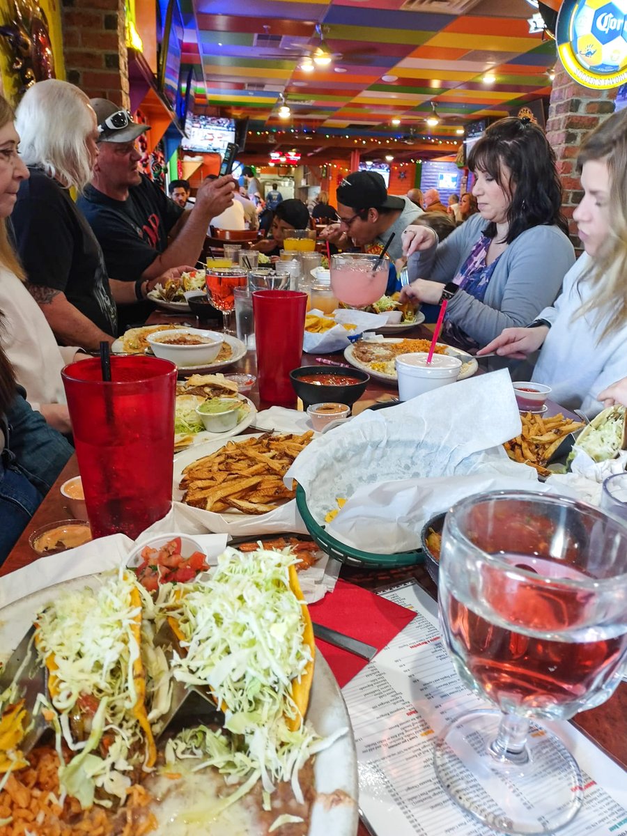 ElChihuahuaSLC's tweet photo. a family who dines together ... #saltlakecity #slcfoodie #slceats #slcrestaurants #slc https://t.co/P8LTrkFnPq