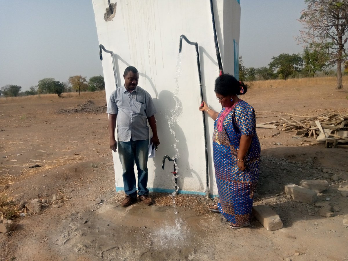 Réception ce 27 décembre 2022 d'un forage photovoltaïque au CEG Arakotè dans la commune Dankpen 2. La maîtrise d'ouvrage est assurée par la mairie sur le FACT 2022. C'était en présence de Madame TITTORA NARE Tanma,Maire de la commune....