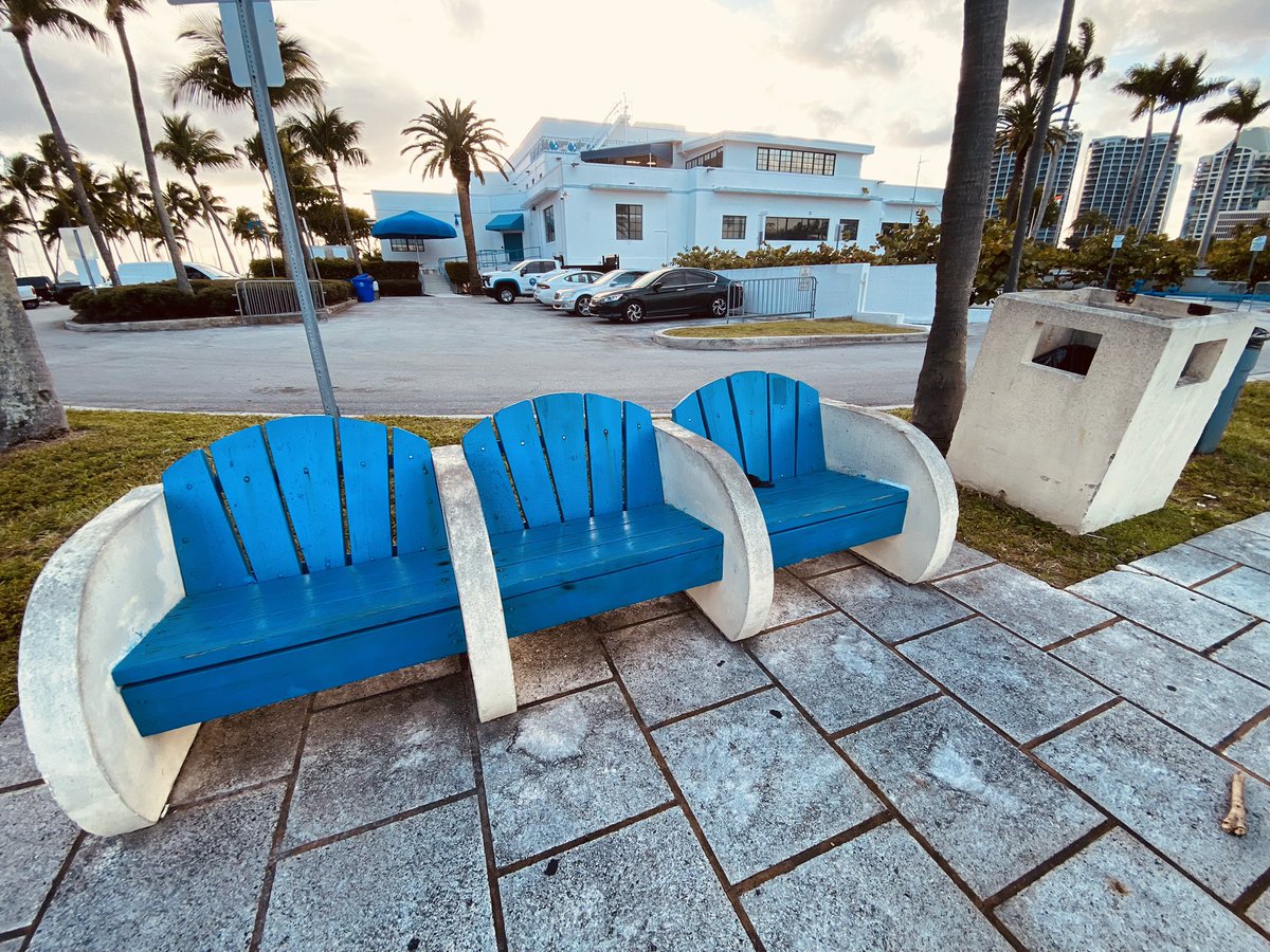Littlehavanarep's tweet photo. Que bien se ve que no se sientan ellos aquí. Let’s get this cleaned and painted. @FrancisSuarez @CityofMiami #Regattapark #Dinnerkey #publicspace https://t.co/Tmh3k7lkni