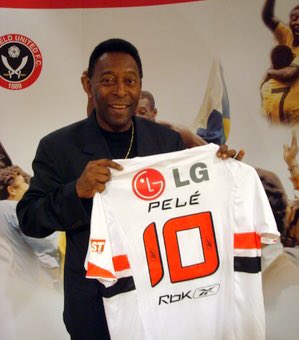 SaoPauloFC's tweet photo. Que honra, Rei! ❤️👑

Com profunda tristeza e máximo respeito, o São Paulo declara luto de três dias, com as bandeiras a meio mastro nas sedes do Clube: Morumbi, CT da Barra Funda e CFA de Cotia.

#PeléEterno https://t.co/N37OzxqUxZ