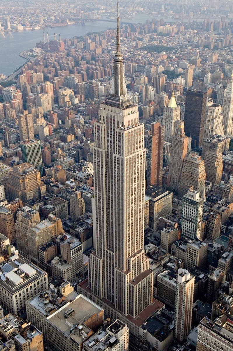 livefreeordavid's tweet image. The Empire State Building is male and The Chrysler Building is female. 

I will not be explaining why because I think it’s very clear.