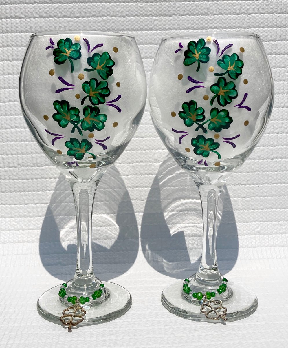 etsy.com/listing/769777… #wineglasses #shamrockglasses #stpatricksday #TMTinsta #marchbirhdaygift #etsy #irishgifts