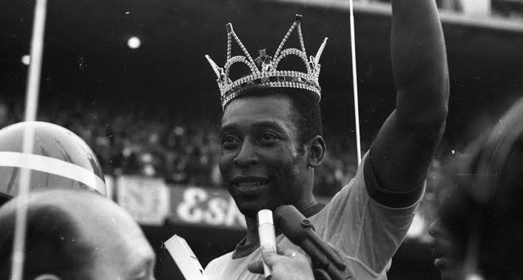 simamonarquia's tweet photo. Gigante em sua trajetória nos campos, é o único jogador da História a possuir três vitórias em Copas do Mundo.

Hoje, o Rei nos deixou, mas seu legado repousa eterno nos corações dos brasileiros e súditos do futebol em todo o mundo. 

Viva o Rei! E que descanse em paz. https://t.co/PR8nNj0Cqp