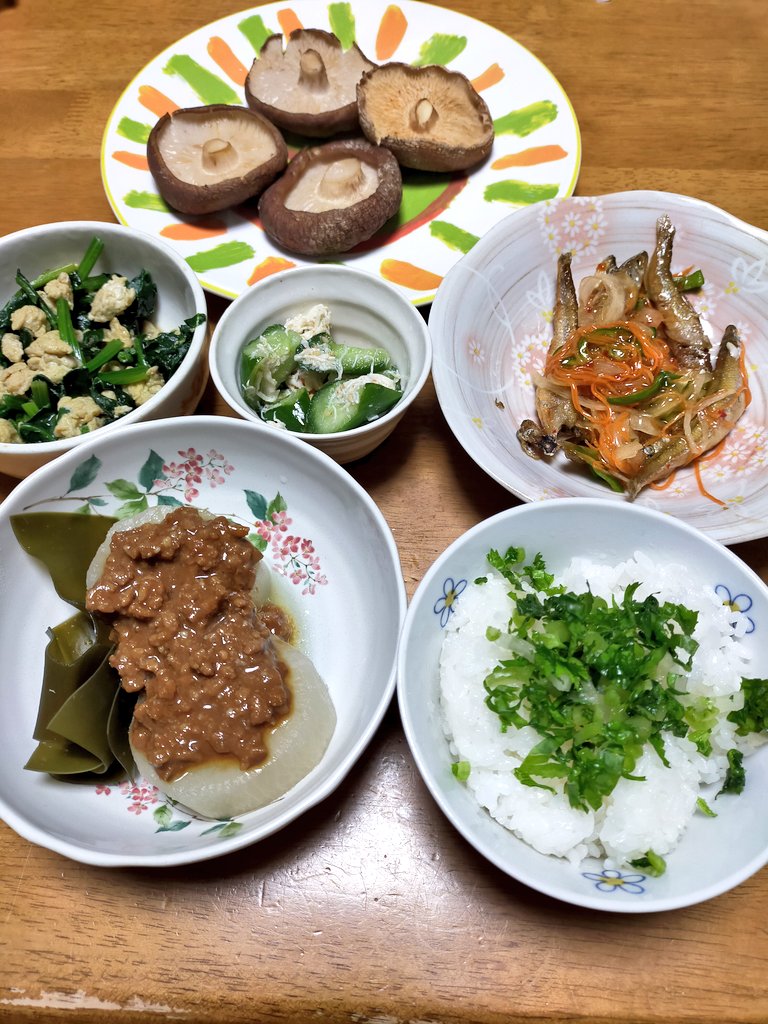 わかさぎ南蛮漬、焼き椎茸、肉味噌大根、ほうれん草と卵の炒め物！きゅうりの酢の物😊