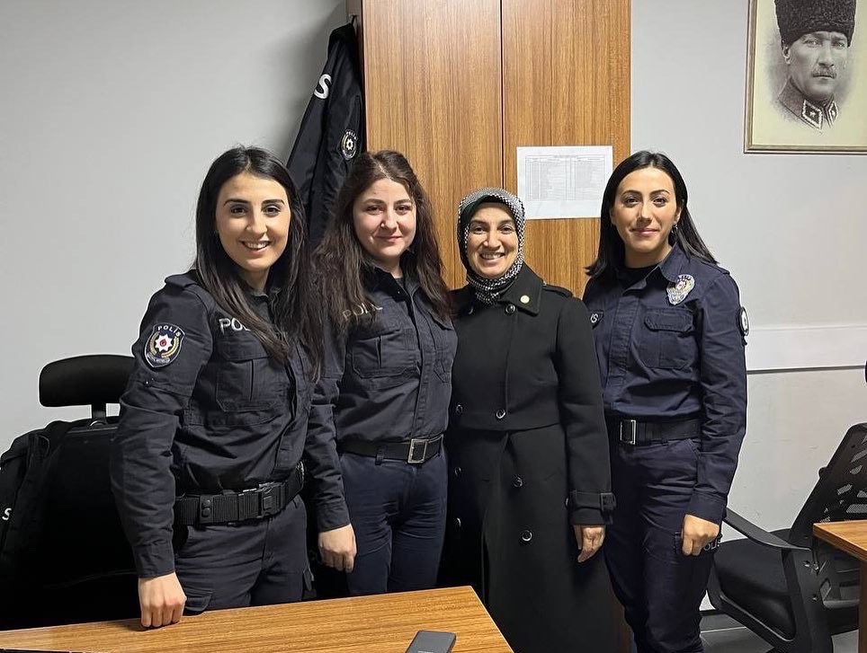 vildanylmzgurel's tweet photo. Asayiş berkemal 👮👮♂️ Gece-gündüz can ve mal güvenliğimizin muhafazasını sağlayan💐 polis arkadaşlarımızla şurada bir anımız olsun 🤗 #elif #melek #kübra #devrem 📍İnegöl Merle karakol https://t.co/RWwydNL7VW