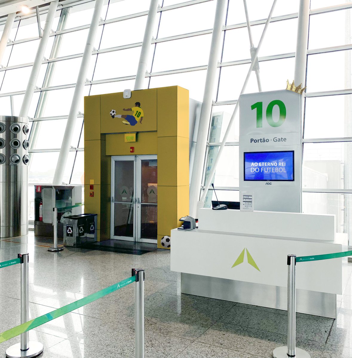 AeroportoBSB's tweet photo. Nossa homenagem àquele que virou adjetivo para perfeição. 

Ao Rei nossa eterna gratidão. 

#AeroportoBSB #Pele #RipLegend https://t.co/4QEkDBbNYR
