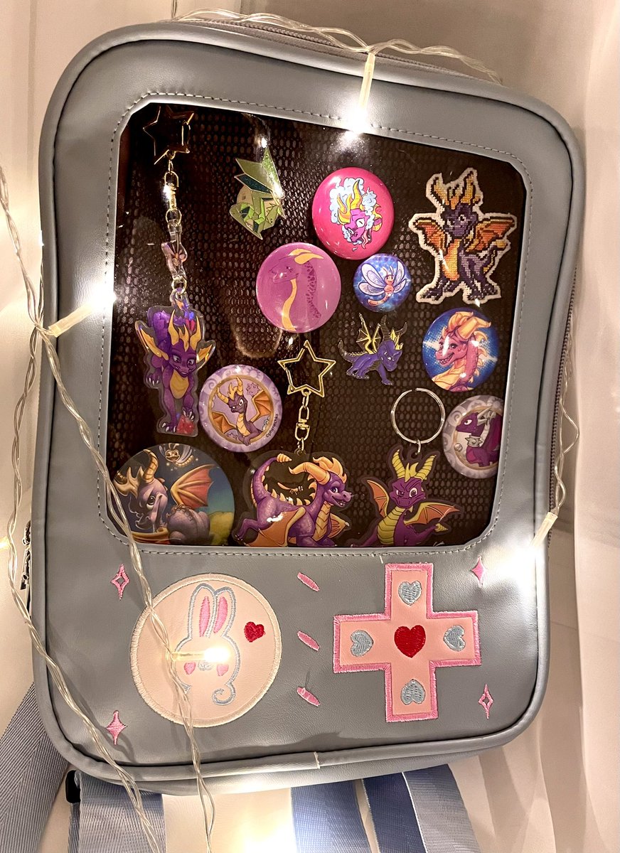 _Koffeemilk_'s tweet photo. I may have already said this BUT I LOVE MY SPYROBAG ✨
#SpyroTheDragon #spyrofan #spyrocollection #spyromerch #fan #spyrobag https://t.co/fspBYCBj7Y