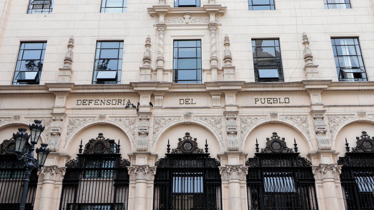 Defensoria_Peru's tweet photo. Solicitamos al @TC_Peru admitir a trámite demanda de nuestra institución contra ley que debilita funciones de la @SuneduPeru. Documento se presentó para cuestionar la validez de la Ley 31520, que significa un grave retroceso para la reforma universitaria.👉https://t.co/mYnczF6OUC https://t.co/BjaRSpfxqG