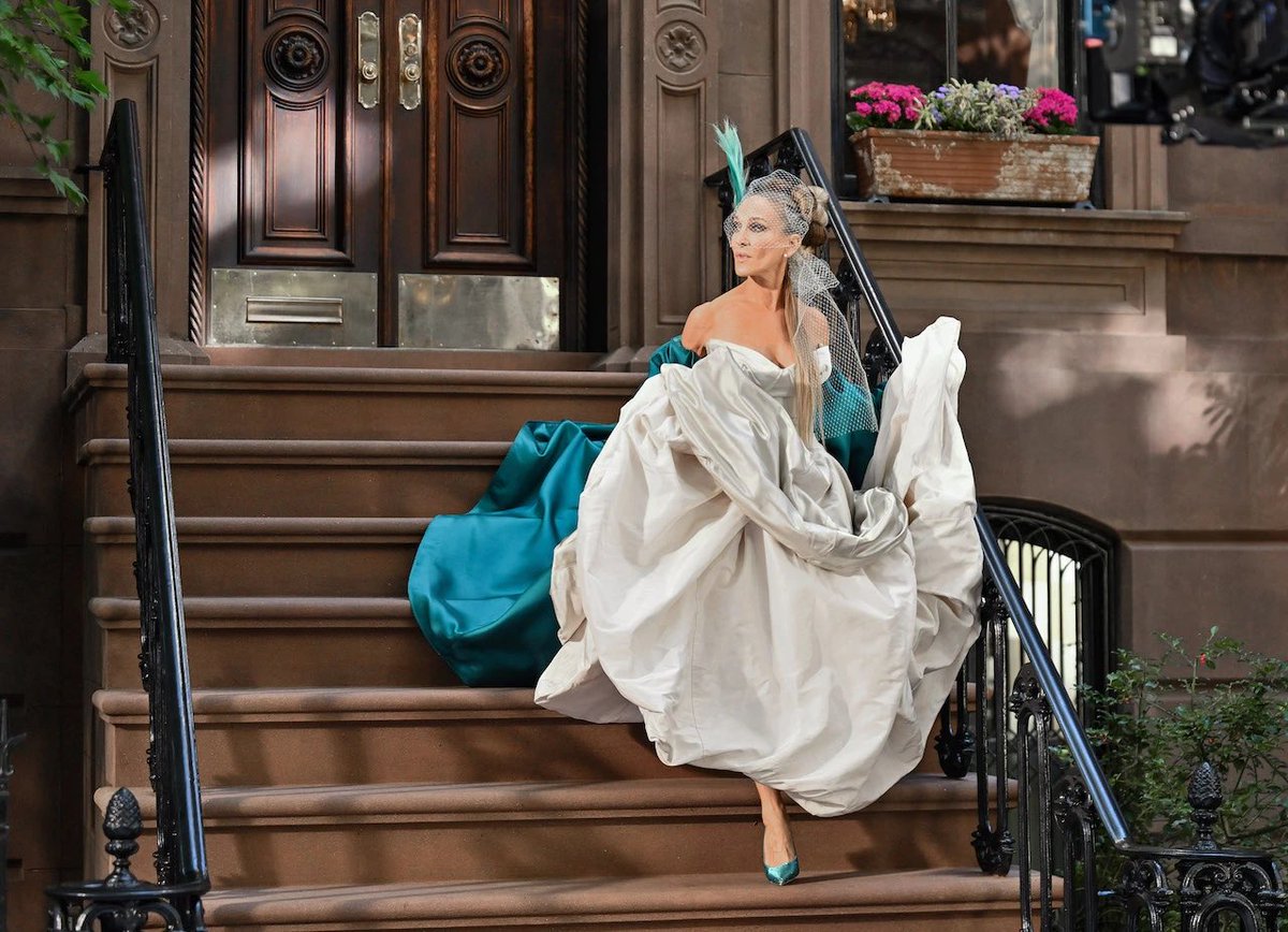 BuArena's tweet photo. carrie bradshaw vestida de vivienne westwood para la boda maldita https://t.co/wzxxJtmSKg