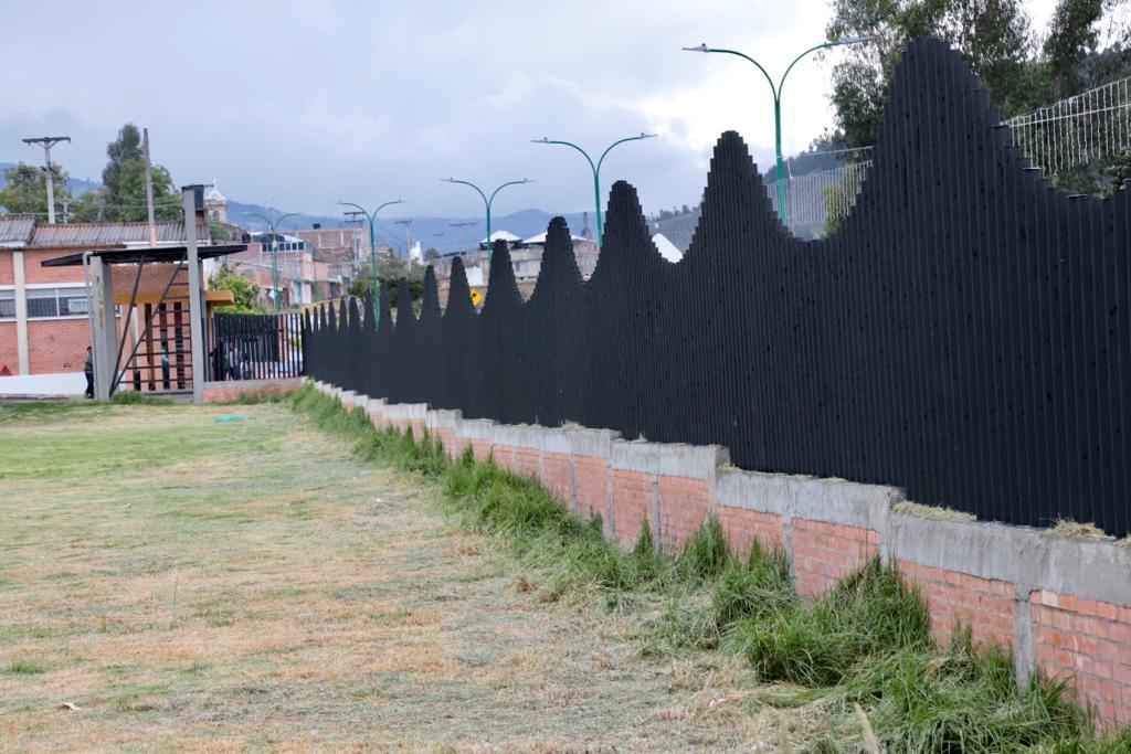 RamiroBarraganA's tweet photo. La IE Indalecio Vásquez de Pesca ahora cuenta con nueva cubierta y cerramiento.

Fueron más de $1.100 millones que se reflejarán en bienestar para 699 estudiantes y toda la comunidad educativa.

Las inversiones en educación siempre serán progreso para toda una comunidad https://t.co/11Z0MAz6MU