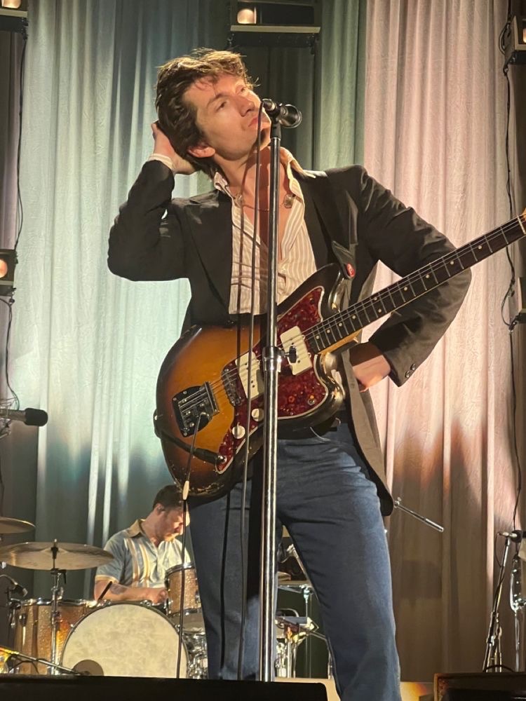 alexthourly's tweet photo. alex turner, 2022. https://t.co/67gdyI8sti
