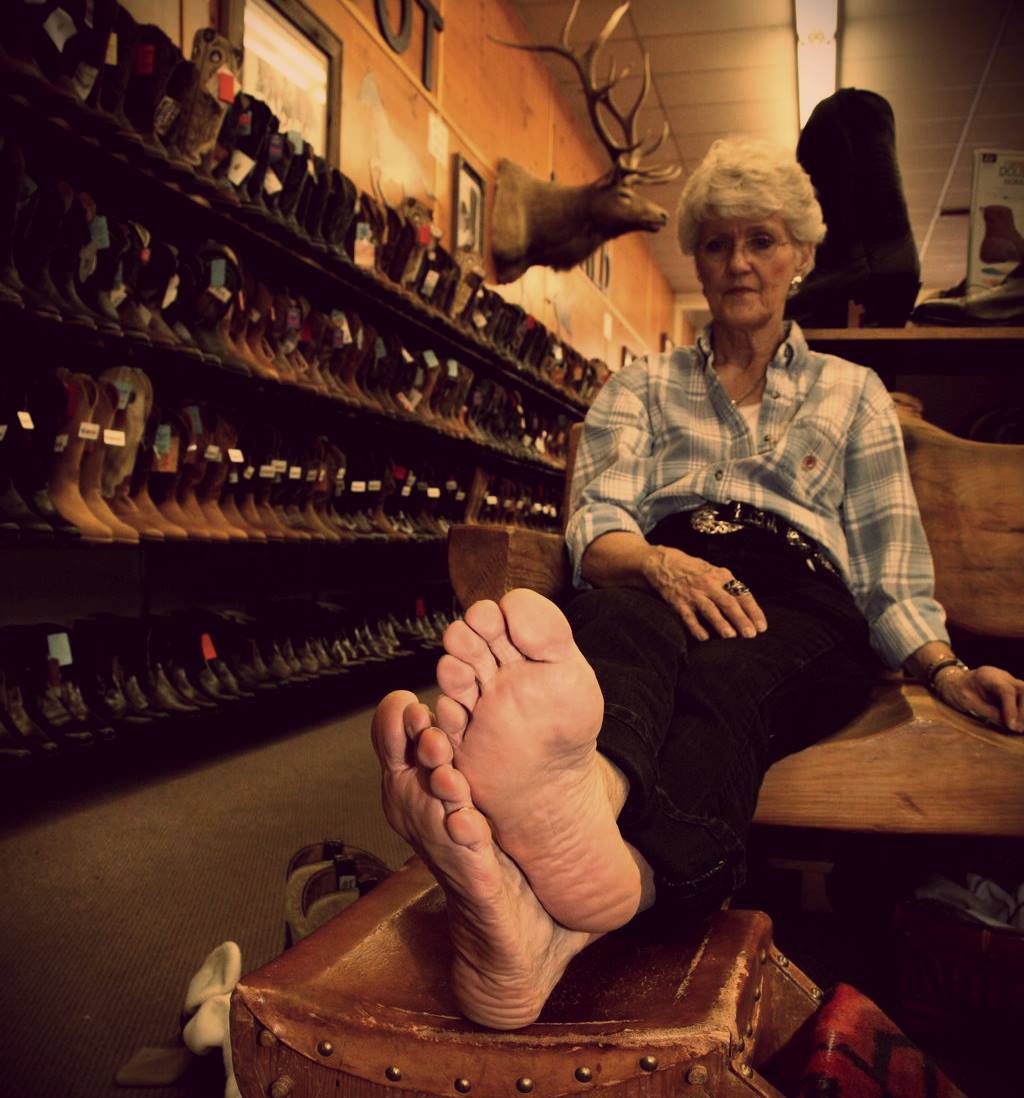 footdevil2's tweet photo. granny feet   #grannyfeet #maturefeet #gilffeet #olderfeet https://t.co/N4Sna3Skya
