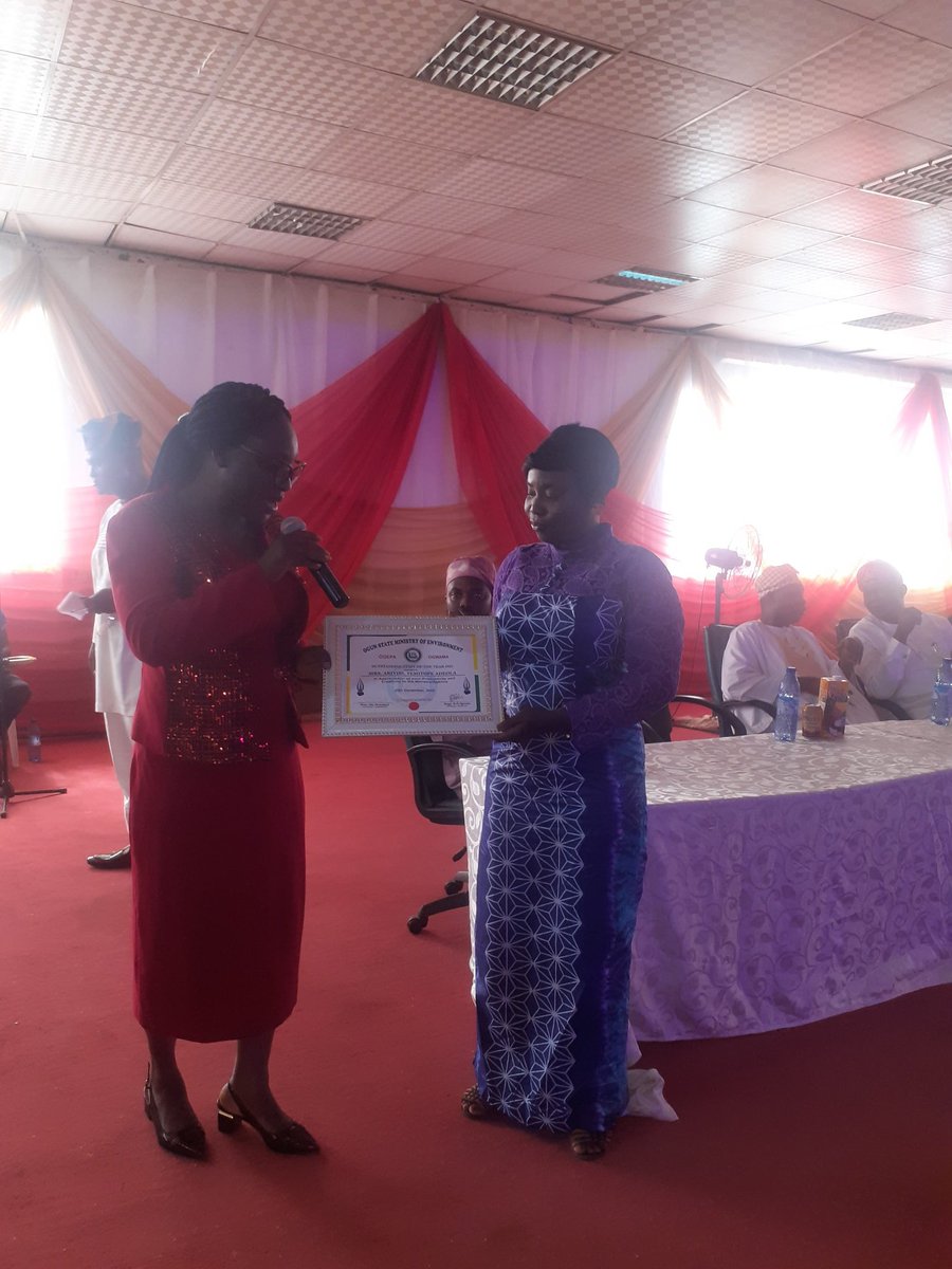 ogepagovng's tweet photo. Presentation of awards to outstanding staff in the Ogun State Environmental Sector (MoE, OGEPA & OGWAMA).
#outstandingperformance
#MoE
#OGEPA
#OGWAMA
@dejioresanya @OGSG_Official https://t.co/GaAaDCY9sk