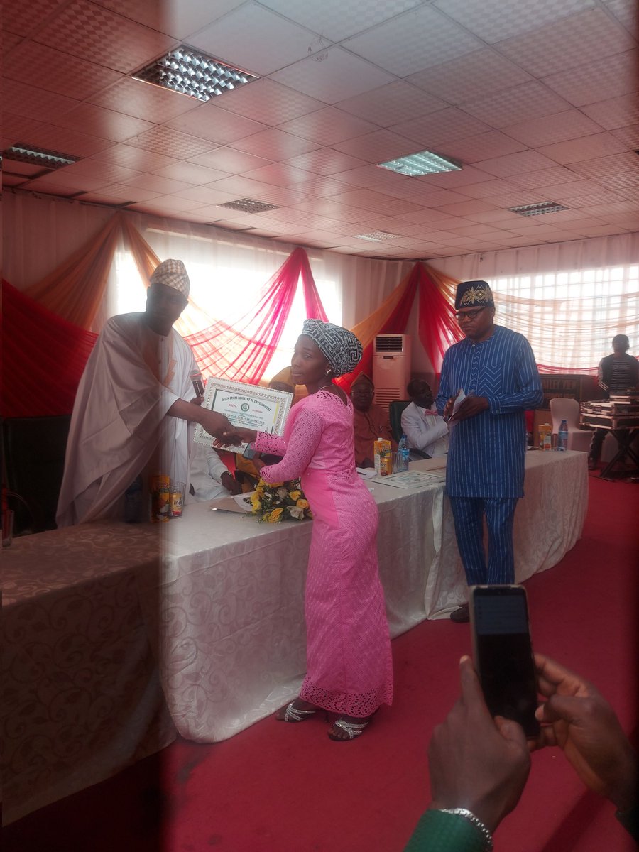 ogepagovng's tweet photo. Presentation of awards to outstanding staff in the Ogun State Environmental Sector (MoE, OGEPA & OGWAMA).
#outstandingperformance
#MoE
#OGEPA
#OGWAMA
@dejioresanya @OGSG_Official https://t.co/GaAaDCY9sk