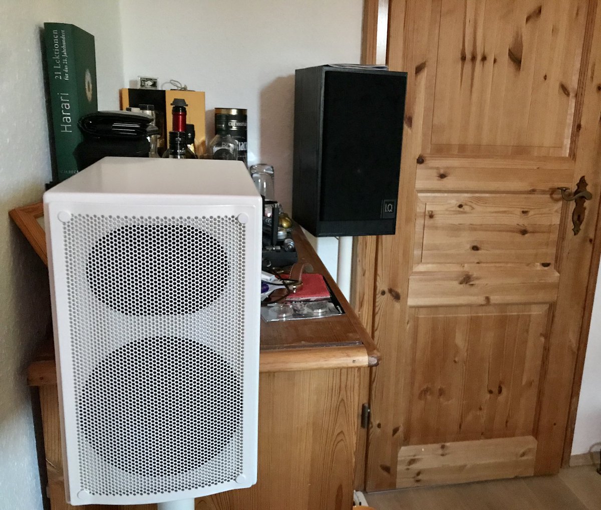 Consument563's tweet photo. The bigger the speakers, the better the sound - IQ200T + JBL center, 2x IQ S110 + 2x Nubert dipole rears in a 12 sqm room - goal achieved: at "quiet" room volume a room-filling sound. With smaller speakers I don't find the sound natural enough. #audiophile #sound #BiggerIsBetter https://t.co/No5DE7rNb9