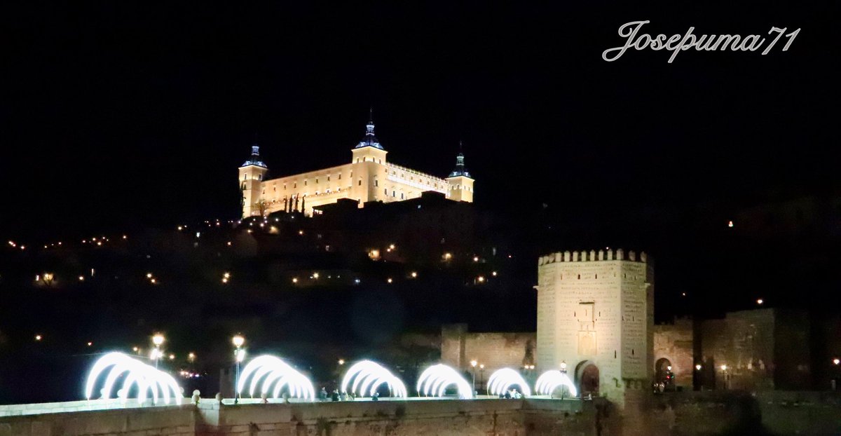 Navidad en Toledo, en primer plano el puente de Alcántara, construcción romana levantada en el año III DC, al fondo el Alcazar de Toledo. <a href="/CanonEspana/">Canon España</a> <a href="/canonistas/">canonistas</a> #canon77d #canonespana #Toledo #canonfotografo