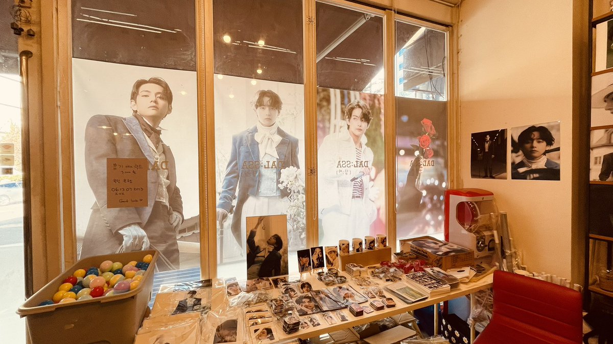 mjlee12796's tweet photo. 대전 173을 찍고, 서울 ‘카페달싸!‘🏃🏻♀️
특전과 나눔이 넘쳐서 한프레임 가득&럭드맛집😏💜
다정한 태형이로 가득 채워주시고, 행복한 공간을 만들어주셔서 감사해요~😚
그리고.. 또 한분의 소중한 인연 아미웅니(@Shin1230V) 앞으로 계속🫶🏻이어져요
#Love_V_day
#wanna_V_happier
#my_Veautiful_days https://t.co/95z203JbiK